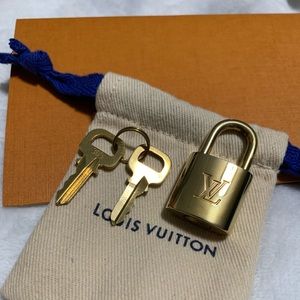 Authentic BRAND NEW Louis Vuitton Lock & Key Set🔐